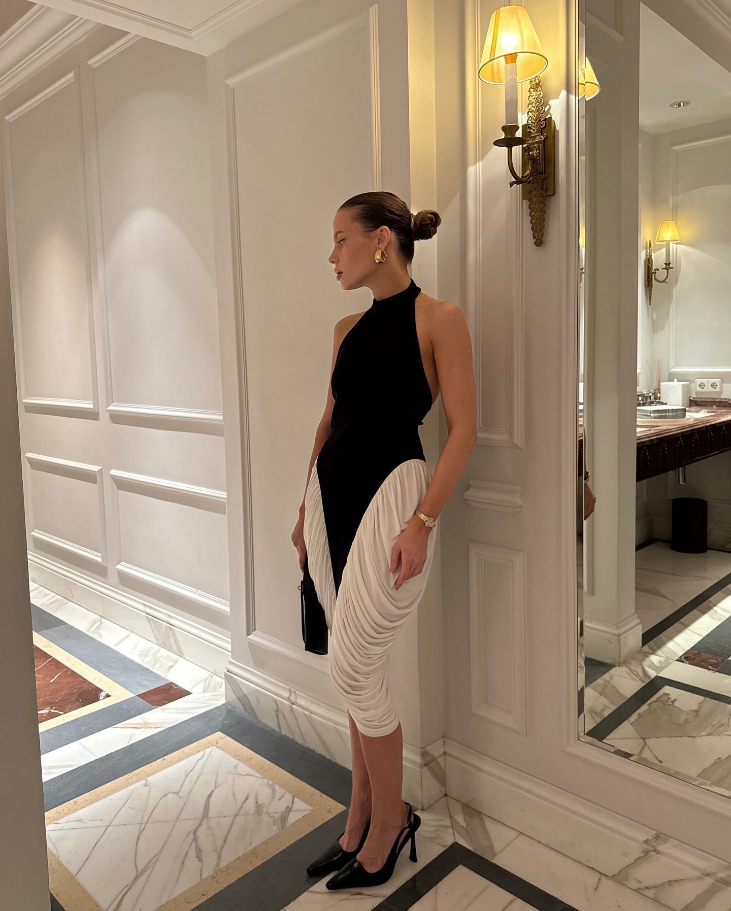 Francesca | Yüksek Yakalı Kolsuz Sırtı Açık Pileli Midi Elbise