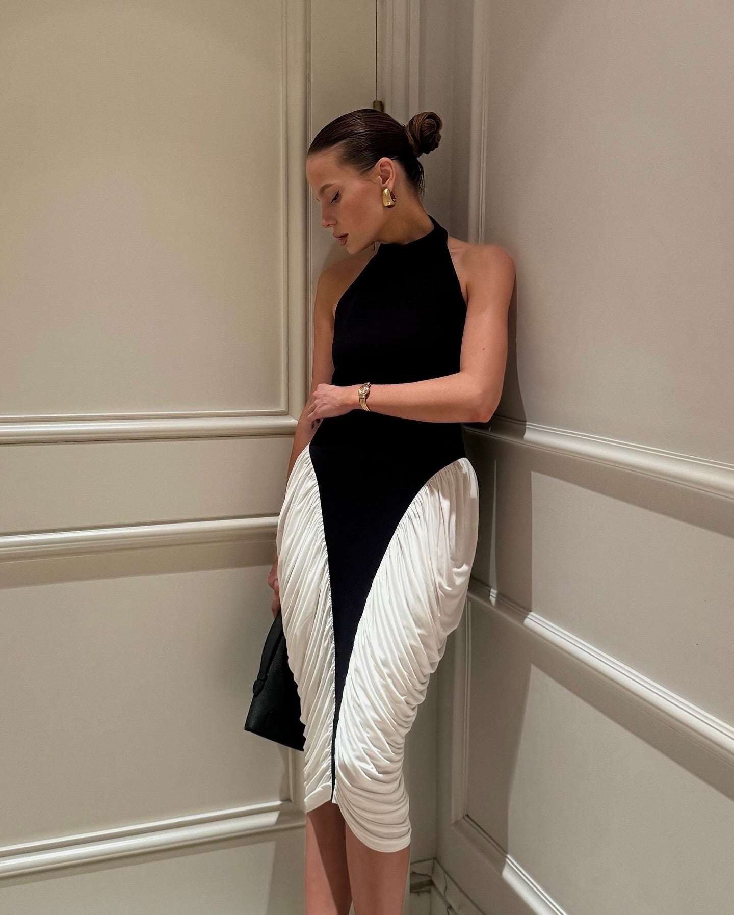 Francesca | Yüksek Yakalı Kolsuz Sırtı Açık Pileli Midi Elbise
